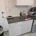 דירת זוּגַג מפנקת עם מרפסת משגעת ונוף למפרץ.