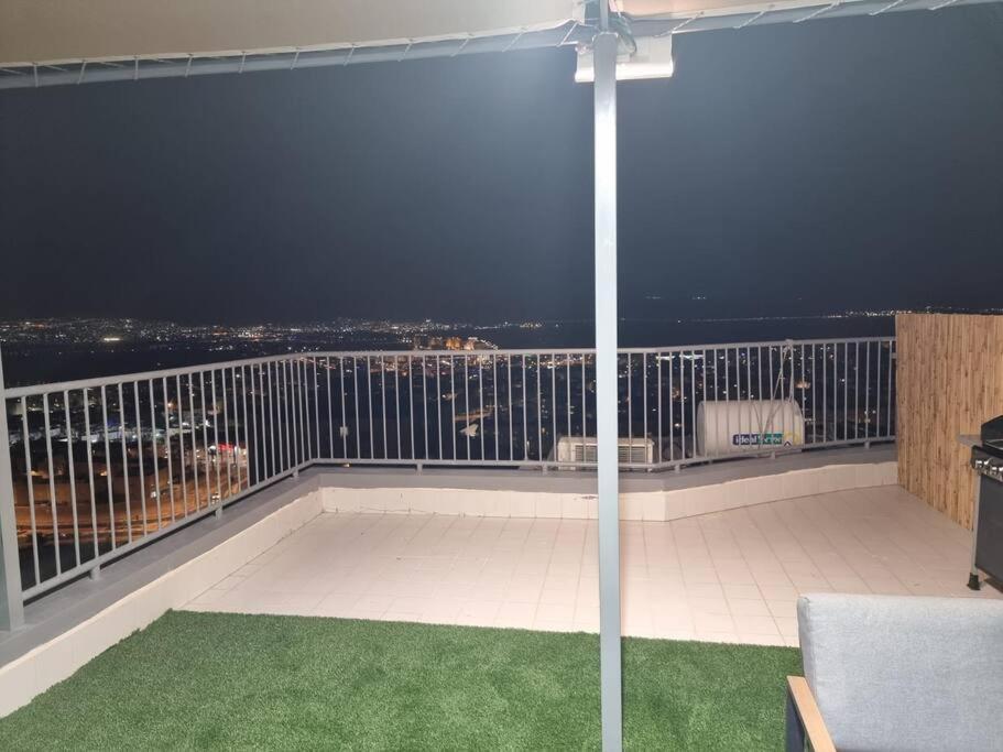 דירת זוּגַג מפנקת עם מרפסת משגעת ונוף למפרץ. * Eilat