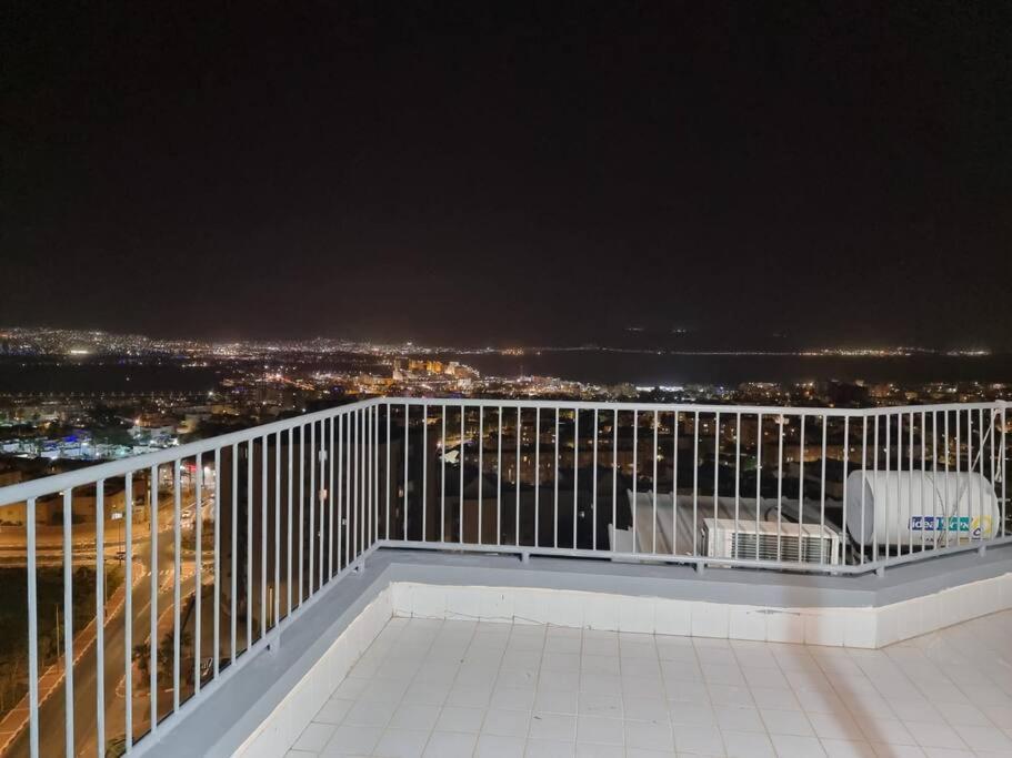 Appartement דירת זוּגַג מפנקת עם מרפסת משגעת ונוף למפרץ. *